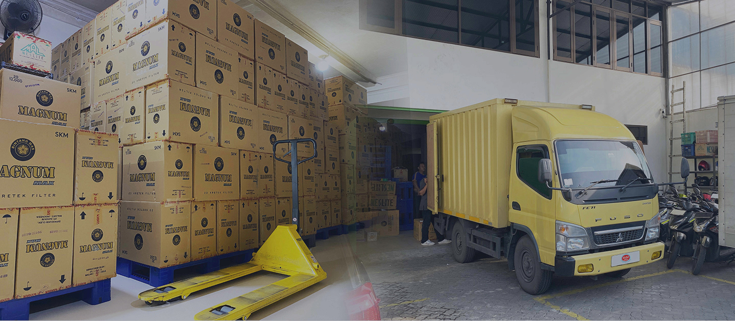 Gedung perkantoran modern perusahaan dengan banyak jendela kaca dan taman depan yang asri